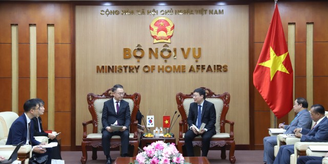 Vice Minister Truong Hai Long having a meeting with Mr. Kim Chae Hwan, NHI President, Republic of Korea.