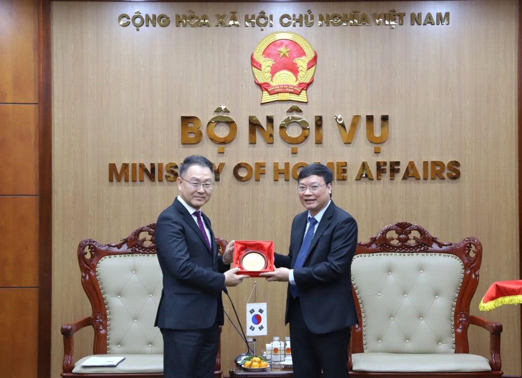 Vice Minister Truong Hai Long (R) presenting a gift to Mr. Kim Chae Hwan, NHI President of South Korea.