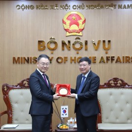 Vice Minister Truong Hai Long (R) presenting a gift to Mr. Kim Chae Hwan, NHI President of South Korea.