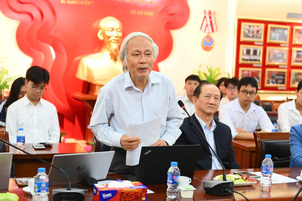 Assoc. Prof. Dr. Vo Kim Son, former Dean of the Faculty of Administrative Sciences, at the workshop.