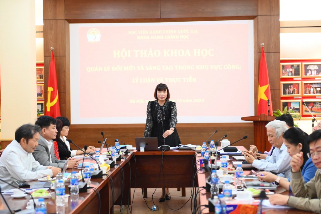 Assoc. Prof. Dr. Nguyen Thi Hong Hai, Dean, Faculty of Administrative Sciences, at the workshop.