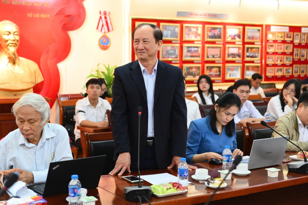 Assoc. Prof. Dr. Bui Huy Khien, former Vice Dean of the Faculty of Administrative Sciences, at the workshop.