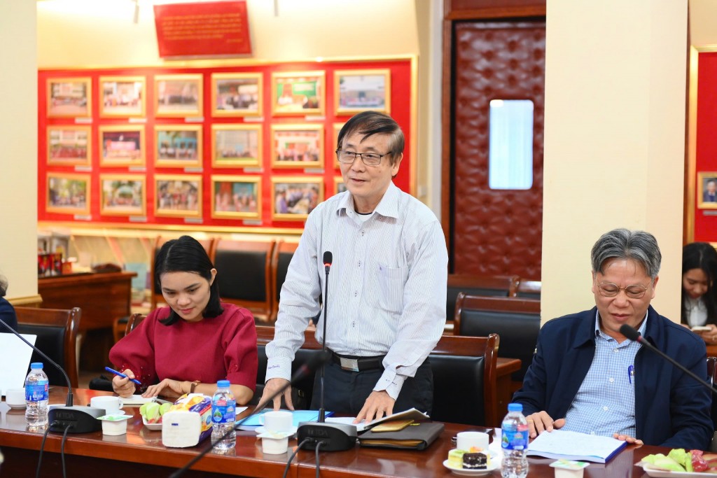 Dr. Ha Quang Ngoc, former Vice Rector of the Hanoi University of Home Affairs, at the workshop.