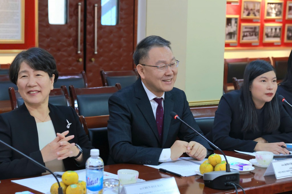 Mr. Kim Chae Hwan, NHI President, at the meeting.