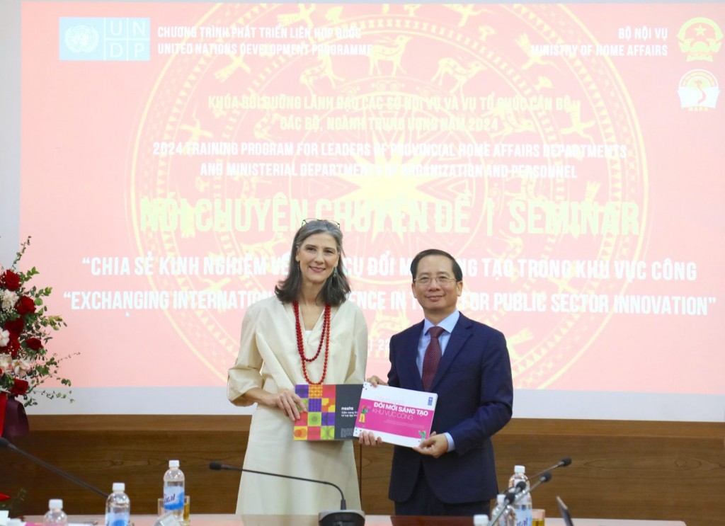 On behalf of UNDP in Viet Nam, Ms. Ramla Khalidi introducing and presenting NAPA with the book “Handbook on Innovation in the Public Sector.”