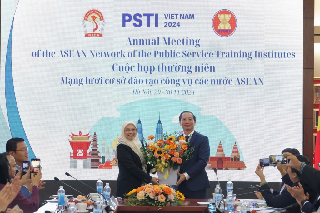 Assoc. Prof. Dr. Nguyen Ba Chien, NAPA President, presenting flowers to congratulate the new PSTI Convenor for the 2025–2026 term.