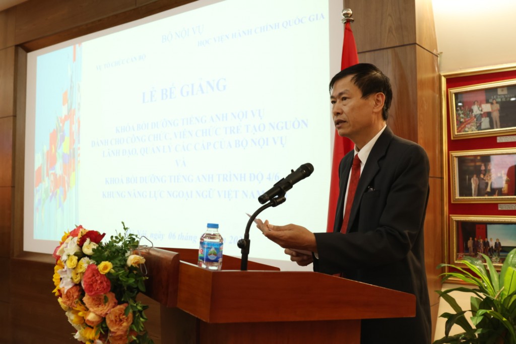 Dr. Tran Dai Hai, Deputy Director of the Department of International Cooperation, announced the Certificate Issuance Decisions.