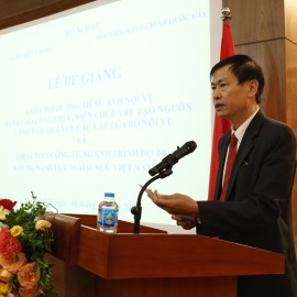 Dr. Tran Dai Hai, Deputy Director of the Department of International Cooperation, announced the Certificate Issuance Decisions.