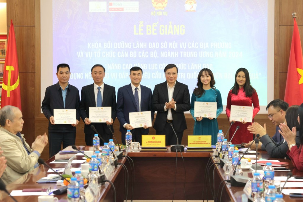 Vice Minister of Home Affairs Truong Hai Long and Prof. Dr. Nguyen Quoc Suu, NAPA Vice President, awarded certificates of completion to course participants.