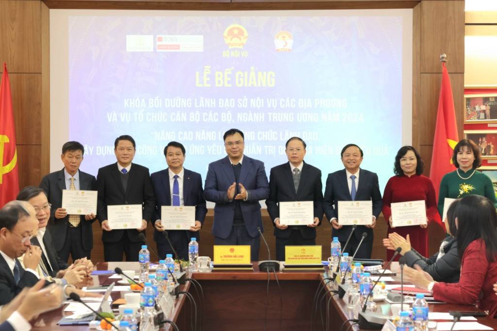 Vice Minister of Home Affairs Truong Hai Long and Prof. Dr. Nguyen Quoc Suu, NAPA Vice President, awarded certificates of completion to course participants.