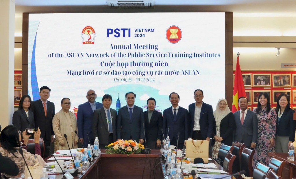 Vice Minister Vu Chien Thang with heads of ASEAN PSTIs and EROPA Secretary-General.