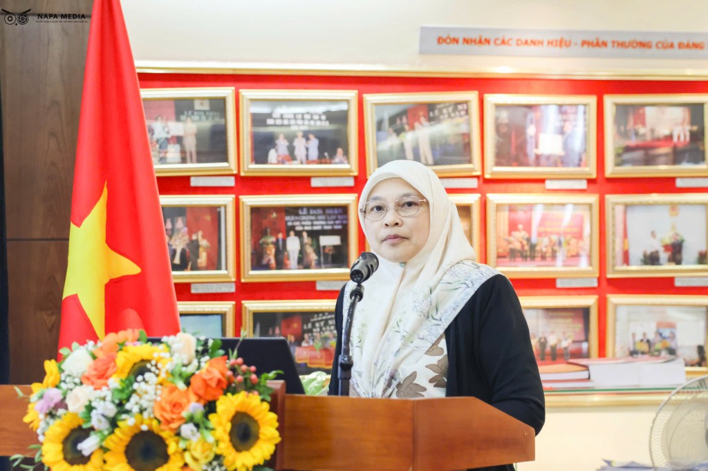 Dr. Noor Maya Salleh, Director, Institut Perkhidmatan Awam, Prime Minister’s Office, Brunei Darussalam.