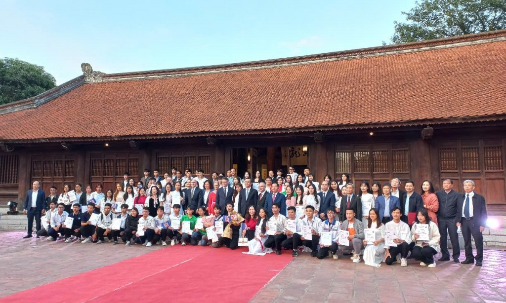 The 93 outstanding students from Ha Noi and nearby provinces participated in the scholarship award ceremony at the Thai Hoc House, Temple of Literature, Ha Noi.