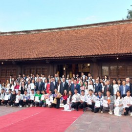 The 93 outstanding students from Ha Noi and nearby provinces participated in the scholarship award ceremony at the Thai Hoc House, Temple of Literature, Ha Noi.