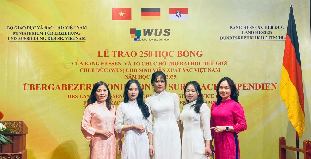 Ms. Chu Thi Huong Giang, Deputy Head of the Division of Planning and General Affairs, NAPA Department of International Cooperation; Ms. Nguyen Thi Huong, Deputy Head of the Division of Student Affairs, NAPA Department of Graduate Training Management, along with three outstanding NAPA students, at the scholarship award ceremony.