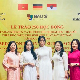 Ms. Chu Thi Huong Giang, Deputy Head of the Division of Planning and General Affairs, NAPA Department of International Cooperation; Ms. Nguyen Thi Huong, Deputy Head of the Division of Student Affairs, NAPA Department of Graduate Training Management, along with three outstanding NAPA students, at the scholarship award ceremony.