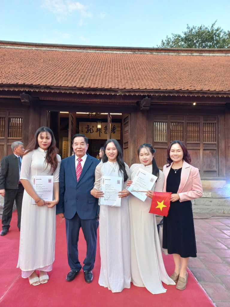 Dr. Bui Cong Tho, Head of the Hessen Office in Viet Nam with NAPA students.