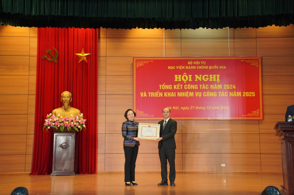 Minister Pham Thi Thanh Tra presented a certificate of merit to the Department of Personnel and Organization for its outstanding achievements in the 2023–2024 academic year.