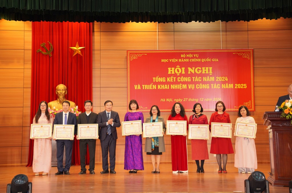 Vice Minister of Home Affairs Truong Hai Long awarded the title of "Emulation Official of MoHA" for 2024 to individual recipients.