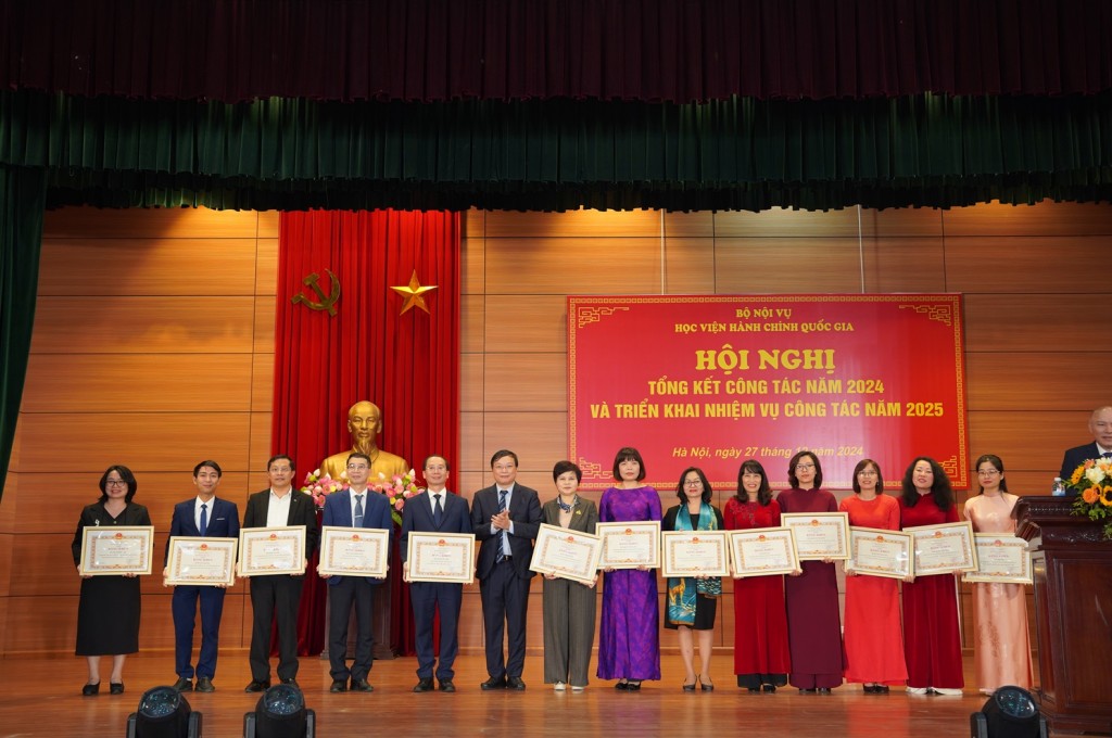 Vice Minister of Home Affairs Truong Hai Long presented certificates of merit to individuals who achieved outstanding results in their work during the 2023–2024 academic year.