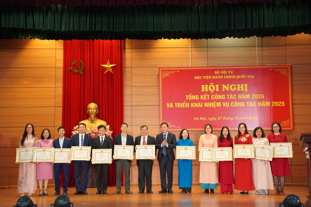 Vice Minister of Home Affairs Truong Hai Long presented certificates of merit to individuals who achieved outstanding results in their work during the 2023–2024 academic year.