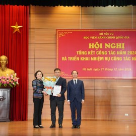 Minister Pham Thi Thanh Tra and NAPA President Nguyen Ba Chien jointly presented the decision to appoint the title of Professor and congratulated Prof. Dr. Nguyen Quoc Suu with flowers.