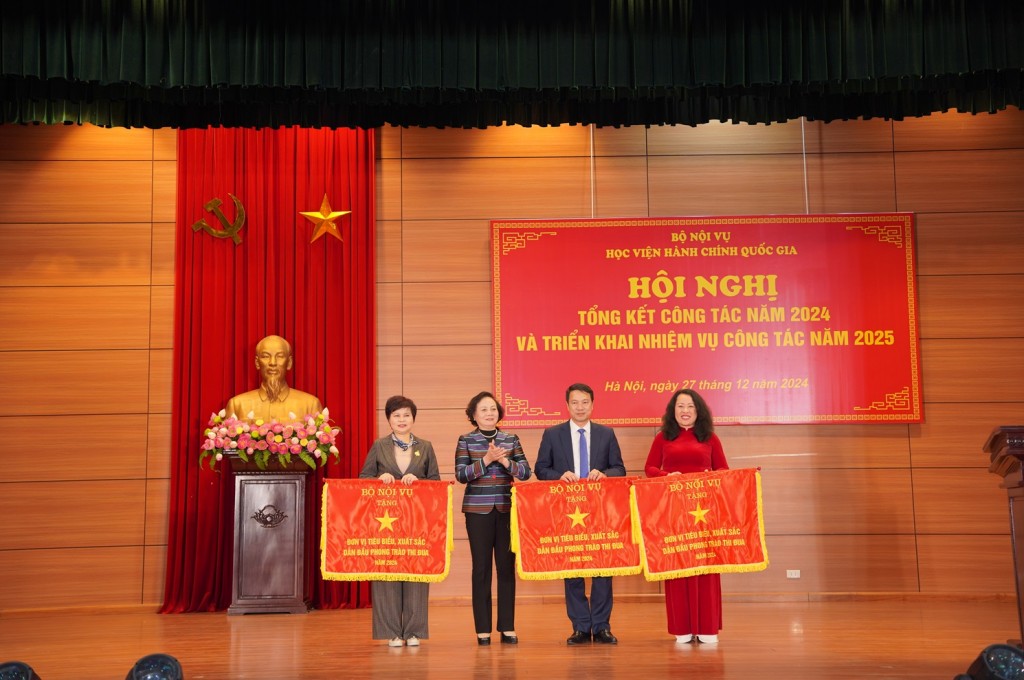 Minister Pham Thi Thanh Tra presented the "MoHA Emulation Flag" for 2024 to three units: the Department of Graduate Training Management, the Faculty of State and Law, and NAPA Campus in Dak Lak Province.