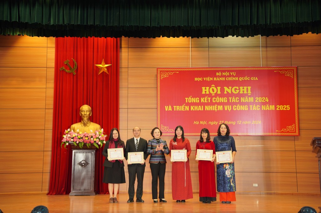 Minister Pham Thi Thanh Tra awarded the title of "Excellent Labor Collective" for 2024 to five units: the Office of NAPA, the Department of Personnel and Organization, the Department of  International Cooperation, the Faculty of Human Resources Management, and the Center for Technology and Library.