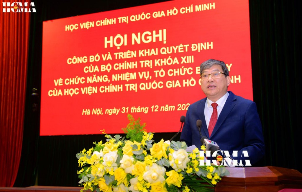 Assoc. Prof. Dr. Nguyen Duy Bac, HCMA Standing Vice President, presented the report on the development of the restructuring plan and the implementation roadmap for Decision No. 214-QĐ/TW, which defines the functions, tasks, and organizational structure of HCMA.