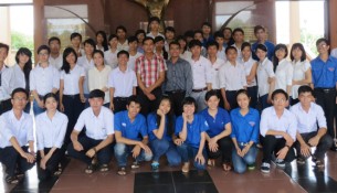 1. Đoàn tham quan chụp ảnh lưu niệm tại Khu tưởng niệm cố Chủ tịch Hội đồng bộ trưởng Phạm Hùng_cuon