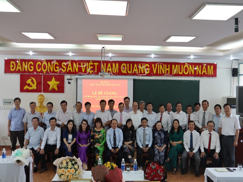 Bế giảng Lớp bồi dưỡng ngạch CVCC khóa XII năm 2019 _ 11