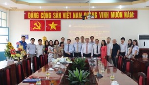 Giám đốc Học viện trao Quyết định nghỉ hưu cho TS.GVCC Phạm Quang Huy _ 12