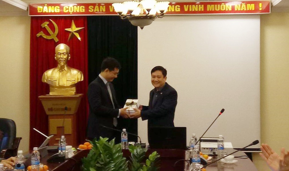 TS. Lê Như Thanh, Phó Giám đốc Thường trực Học viện tặng quà lưu niệm cho báo cáo viên