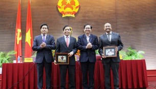 Bộ trưởng Lê Vĩnh Tân tặng quà lưu niệm cho PGS. TS. Keneth Paul Tan và PGS. TS. Vũ Minh Khương 