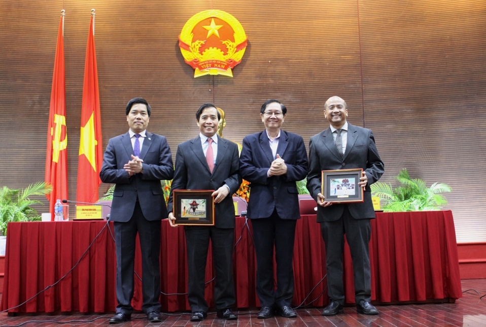 Bộ trưởng Lê Vĩnh Tân tặng quà lưu niệm cho PGS. TS. Keneth Paul Tan và PGS. TS. Vũ Minh Khương 