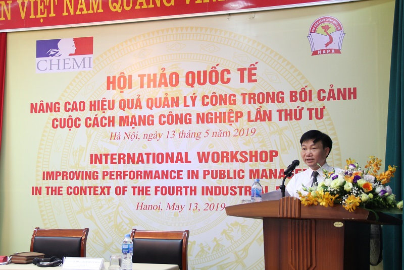 TS. Nguyễn Minh Sản – Phó Viện trưởng Viện Nghiên cứu Khoa học Hành chính giới thiệu đại biểu tham dự Hội thảo