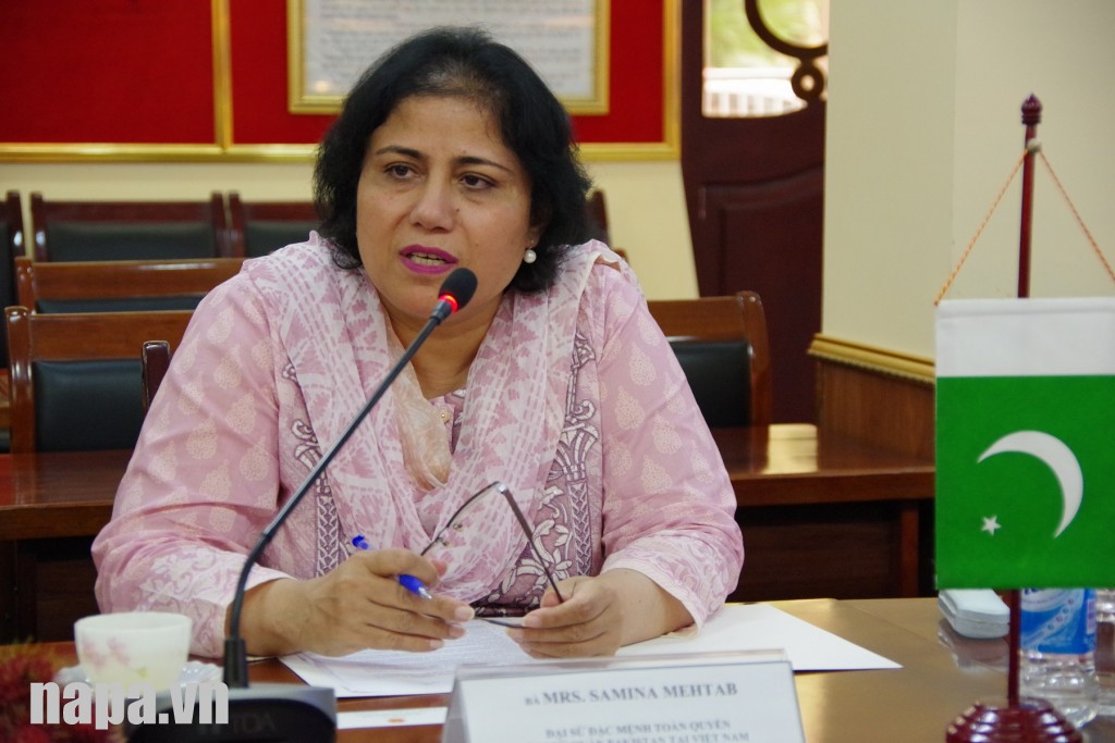 Bà Samina Mehtab – Đại sứ đặc mệnh toàn quyền Đại sứ quán Pakistan tại Việt Nam phát biểu tại buổi làm việc.