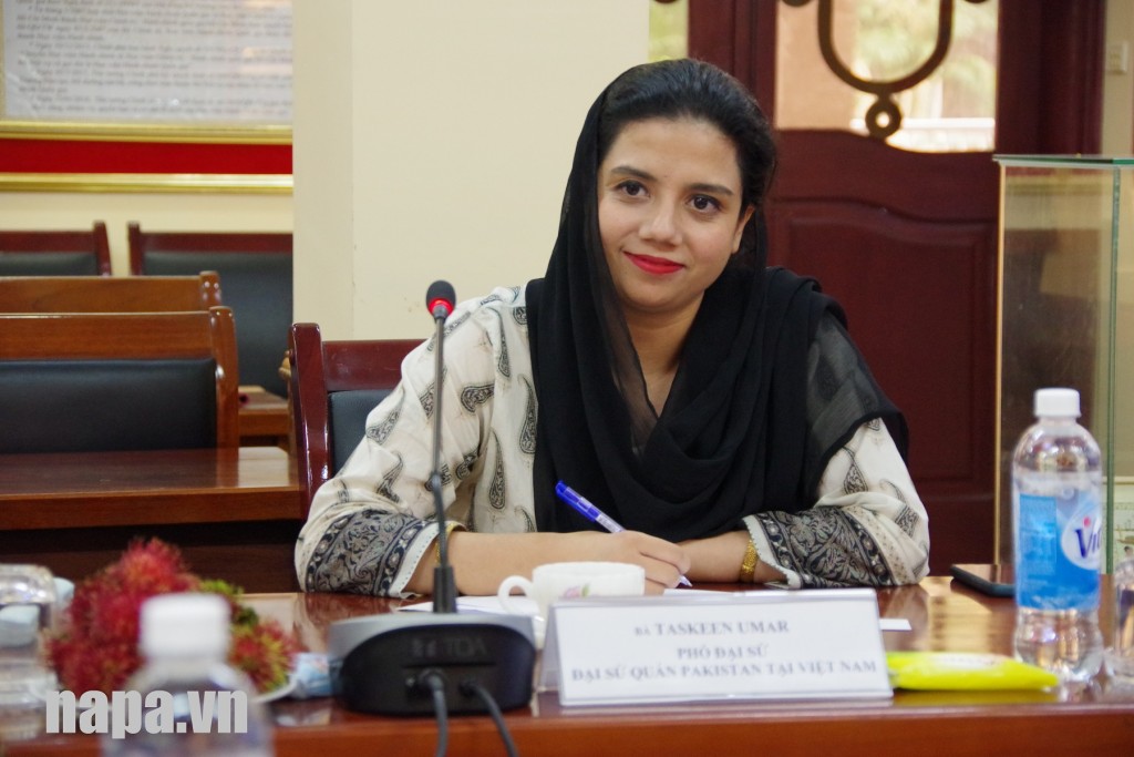 Bà Taskeen Umar – Phó Đại sứ, Đại sứ quán Pakistan tại Việt Nam chia sẻ tại buổi làm việc.