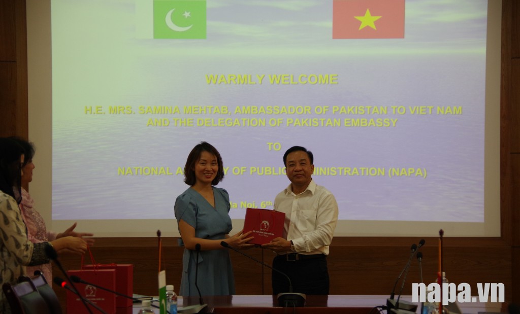 Phó Giám đốc điều hành Học viện TS. Nguyễn Đăng Quế tặng quà lưu niệm cho các thành viên trong đoàn Đại sứ quán Pakistan tại Việt Nam.