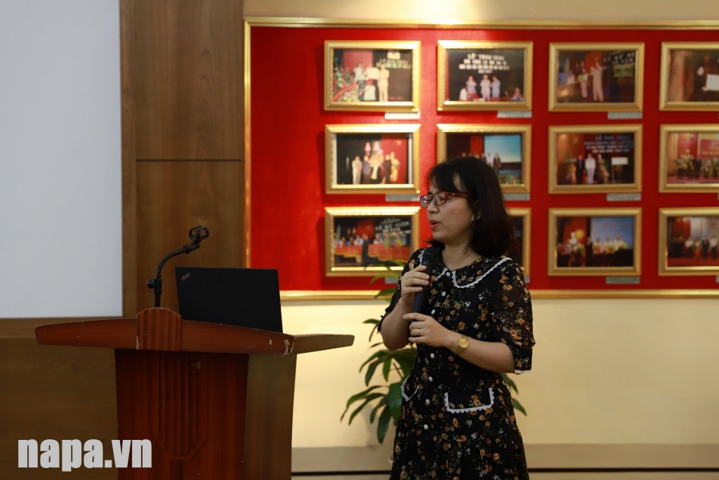 ThS. Lê Thị Hồng Hạnh, Khoa Khoa học Hành chính và Tổ chức nhân sự chia sẻ tại Hội nghị.