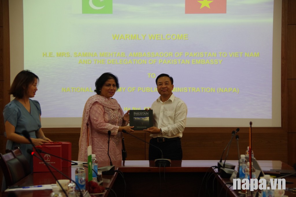 Bà Samina Mehtab – Đại sứ đặc mệnh toàn quyền Đại sứ quán Pakistan tại Việt Nam ký và trao tặng cuốn sách giới thiệu về văn hóa, du lịch của Pakistan cho TS. Nguyễn Đăng Quế.