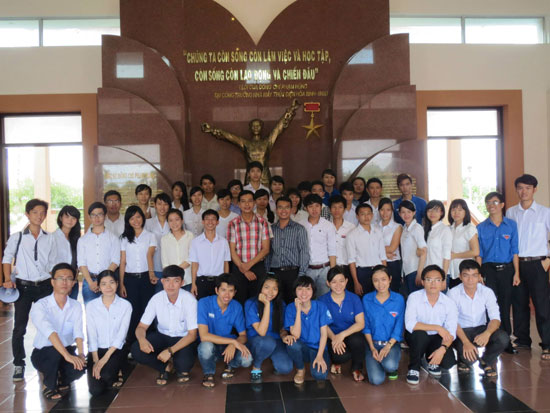 Đoàn tham quan chụp ảnh lưu niệm tại Khu tưởng niệm cố Chủ tịch Hội đồng bộ trưởng Phạm Hùng