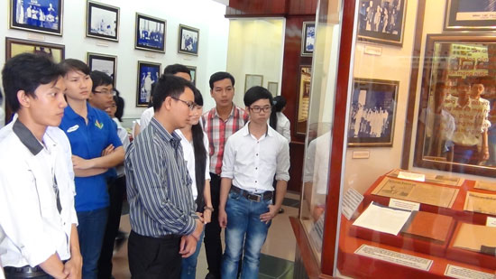 Tham quan phòng triển lãm về cuộc đời và sự nghiệp cách mạng của cố Chủ tịch HĐBT Phạm Hùng