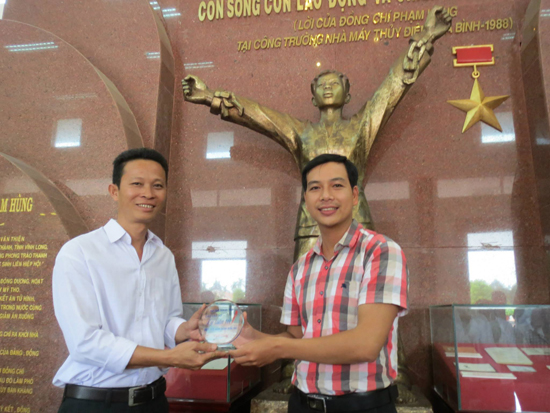 Thầy Ngô Hoài Sơn - Giảng viên Học viện Hành chính Quốc gia gửi tặng Kỷ niệm chương đến Ban Quản lý Khu tưởng niệm cố Chủ tịch HĐBT Phạm Hùng