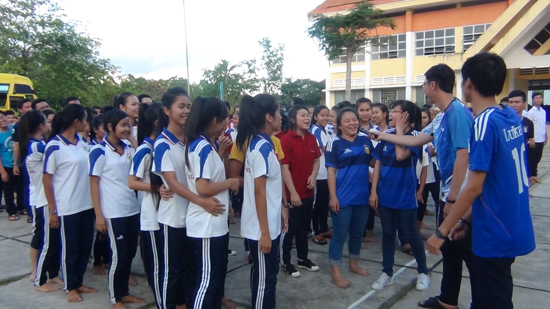 Giao lưu các trò chơi vận đồng cùng các bạn học sinh trường THPT Dân tộc nội trú tỉnh Vĩnh Long