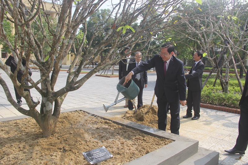 Đồng chí Lê Vĩnh Tân – Ủy viên Trung ương Đảng, Bộ trưởng Bộ Nội trồng cây lưu niệm tại Cơ sở Học viện