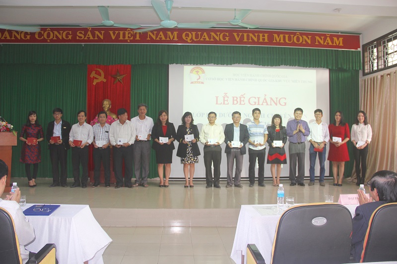 Đồng chí Phùng Văn Vinh – Phó Trưởng ban Thường trực, Ban Tuyên giáo Tỉnh ủy tỉnh Thừa Thiên Huế trao chứng chỉ cho các học viên