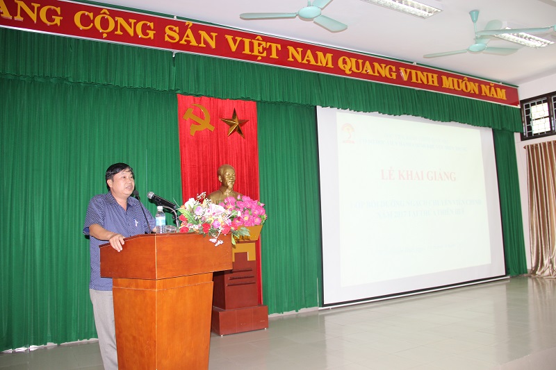 Đồng chí Nguyễn Thái Sơn - Ủy viên Thường vụ, Trưởng Ban Tuyên giáo Tỉnh ủy tỉnh Thừa Thiên Huế phát biểu tại Lễ Khai giảng