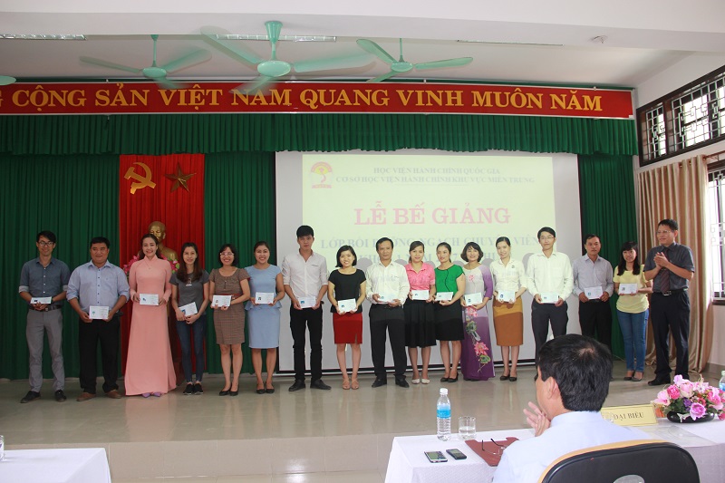 Đ/c Phùng Văn Vinh - Phó Trưởng ban Thường trực  Ban Tuyên giáo Tỉnh ủy Thừa Thiên Huế trao chứng chỉ cho các học viên  