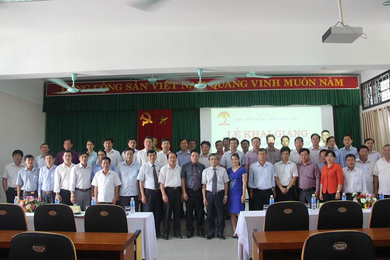 Lãnh đạo tỉnh Thừa Thiên Huế, Lãnh đạo Học viện Hành chính Quốc gia và cán bộ Cơ sở Học viện cùng các học viên chụp ảnh lưu niệm